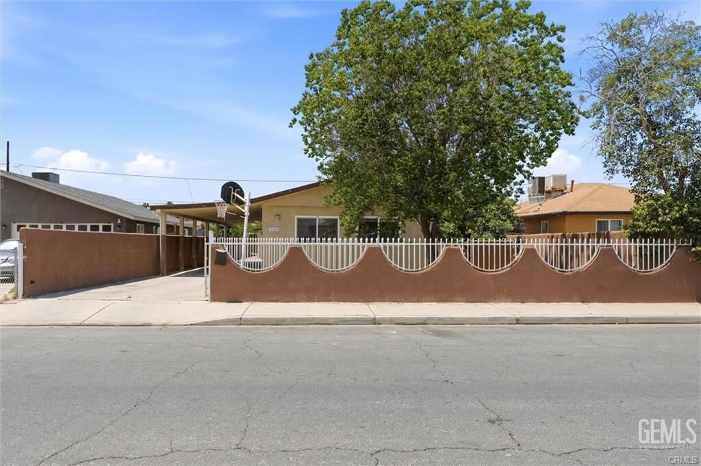 Property Photo:  3423 Anderson Street  CA 93307 