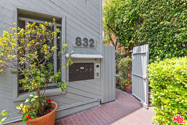 Property Photo: 832 15th St CA 90403