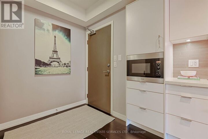 Property Photo:  21 Widmer Street 2307  ON M5V 2E8 