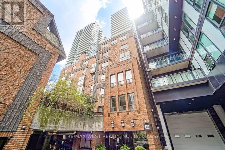 Property Photo:  19 Dundonald Street 404  ON M4Y 1K3 