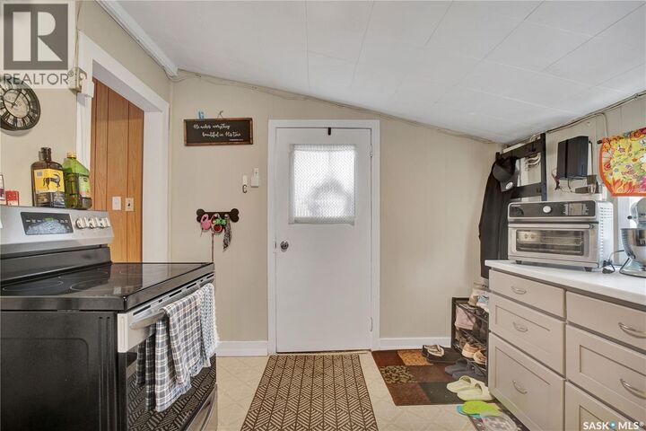 Property Photo:  2007 10th Street  SK S0K 3R0 