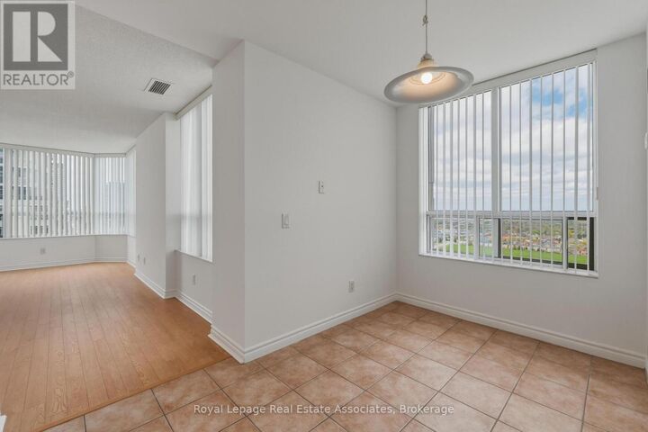 Property Photo:  25 Kingsbridge Garden Circle 2424  ON L5R 4B1 