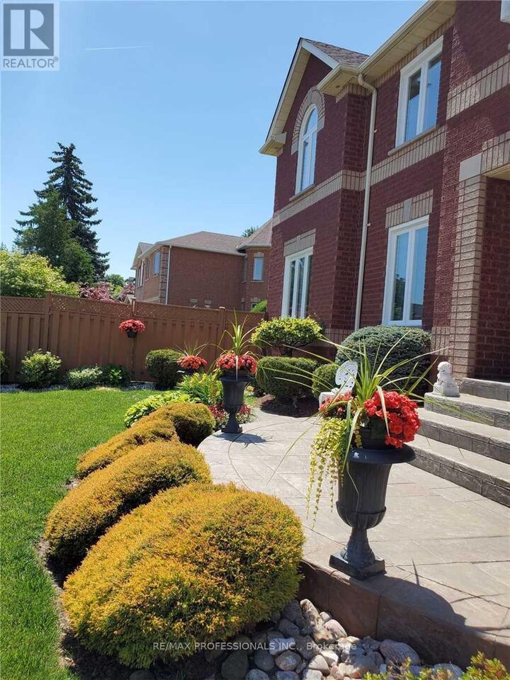 Property Photo:  2078 Perran Drive  ON L5K 2R5 