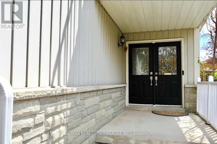Property Photo:  928 Golden Farmer Way  ON L5W 1B4 