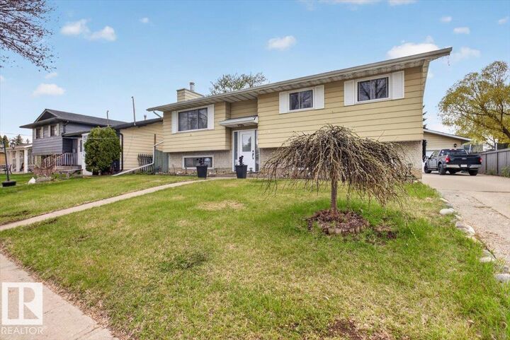 Photo de la propriété:  8409 99 Avenue  AB T8L 3B3 