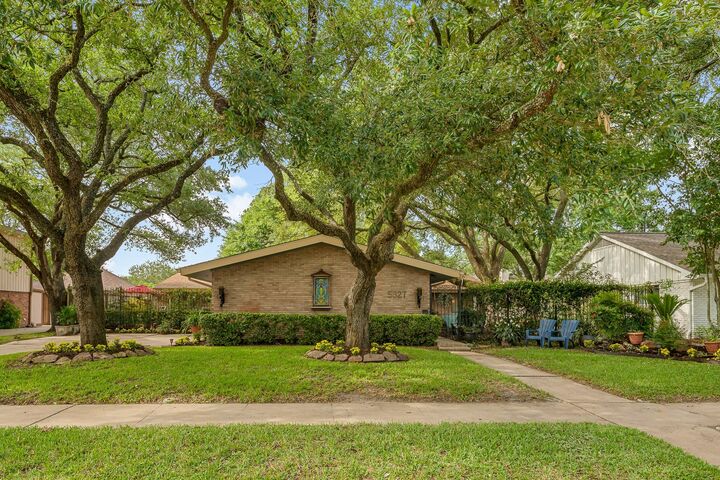 Property Photo:  5327 Valkeith Drive  TX 77096 