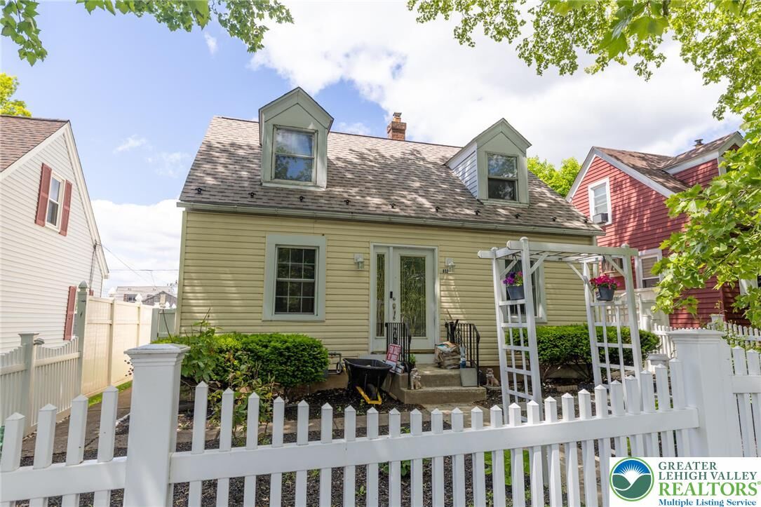 Property Photo:  852 N Irving Street  PA 18109 