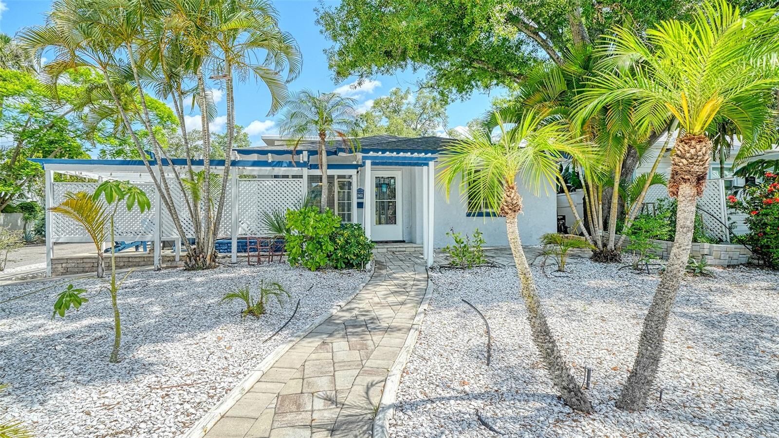 Property Photo:  1903 Oak Street  FL 34236 