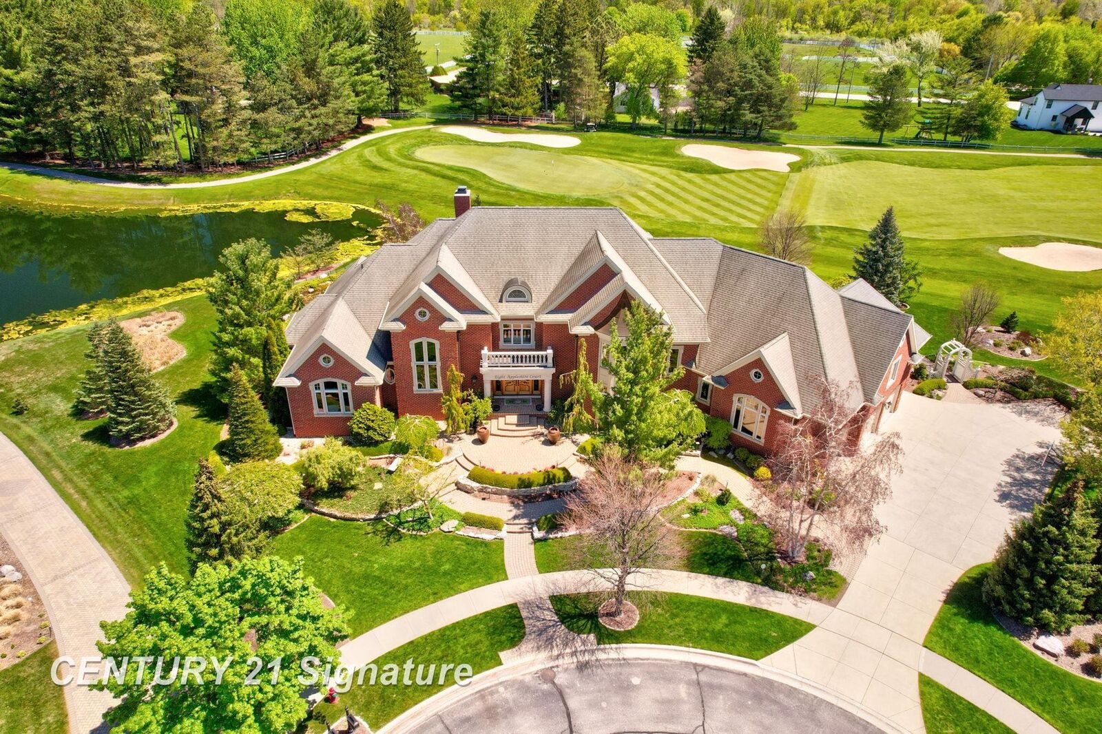 Property Photo: 8 Appleshire Court MI 48623