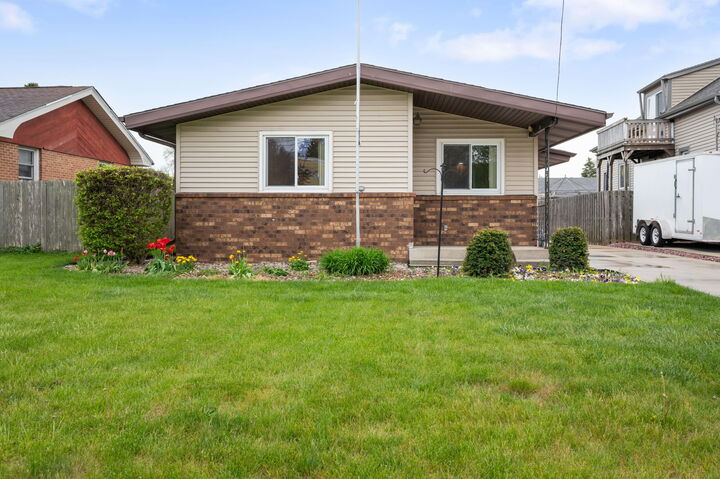 Property Photo:  3313 E Mallory Ave  WI 53110 