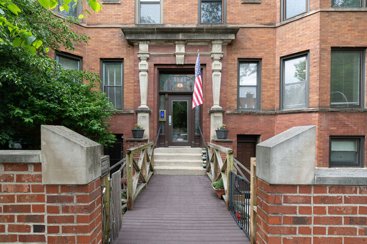 Property Photo:  1048 W Byron Street 1E  IL 60613 