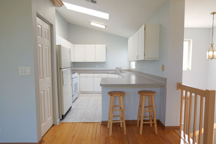 Property Photo:  122 Kennebunk Court  IL 60139 