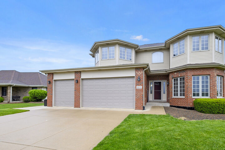 Property Photo:  815 Meadow Path  IL 60950 