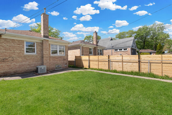 Property Photo: 4846 W Foster Avenue IL 60630