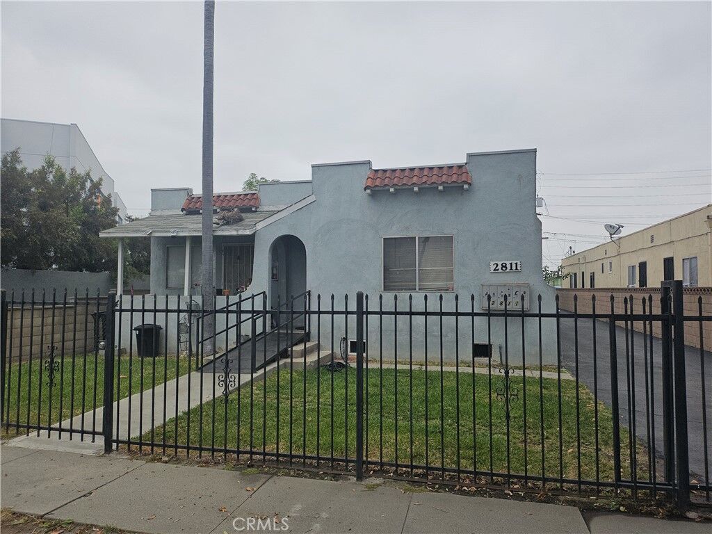 Property Photo:  2811 Orchard Place  CA 90280 