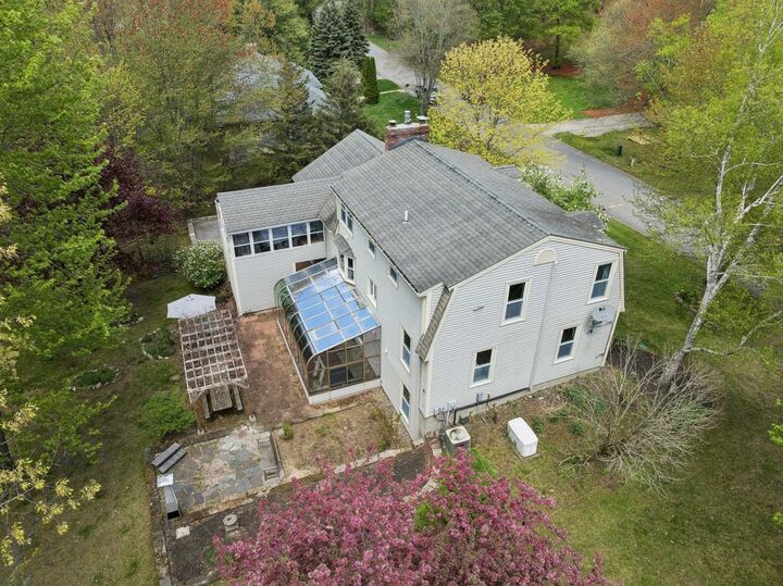 Property Photo:  8 Queens Way  NH 03054 