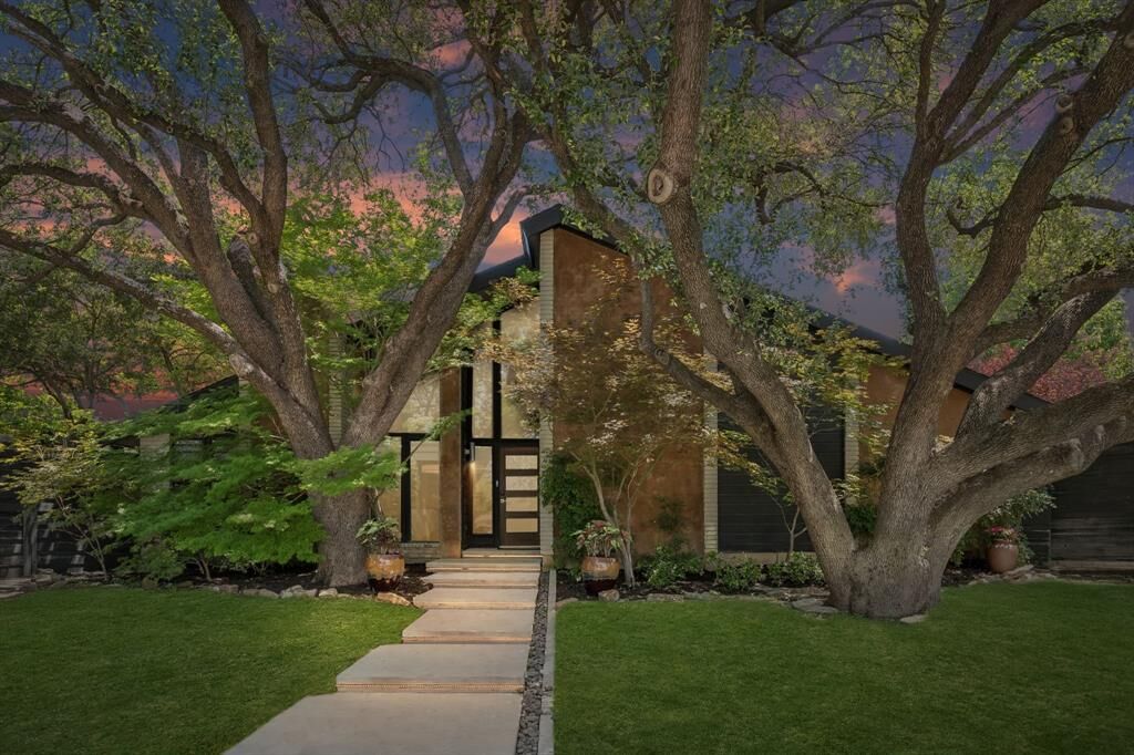 Property Photo: 7001 Kingshollow Drive TX 75248