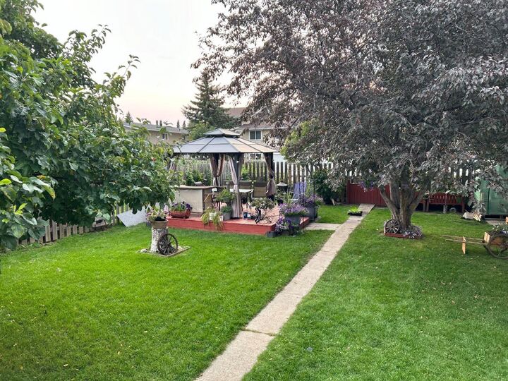 Property Photo:  5748 55 Street  AB T4T 1J7 