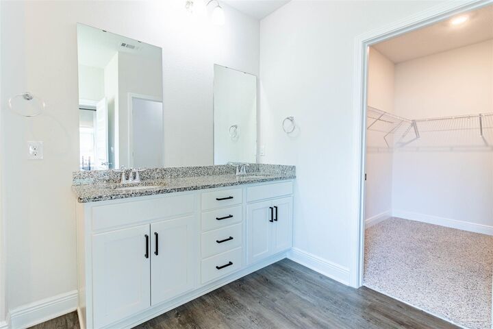 Property Photo:  3172 Heritage Oaks Cir  FL 32566 