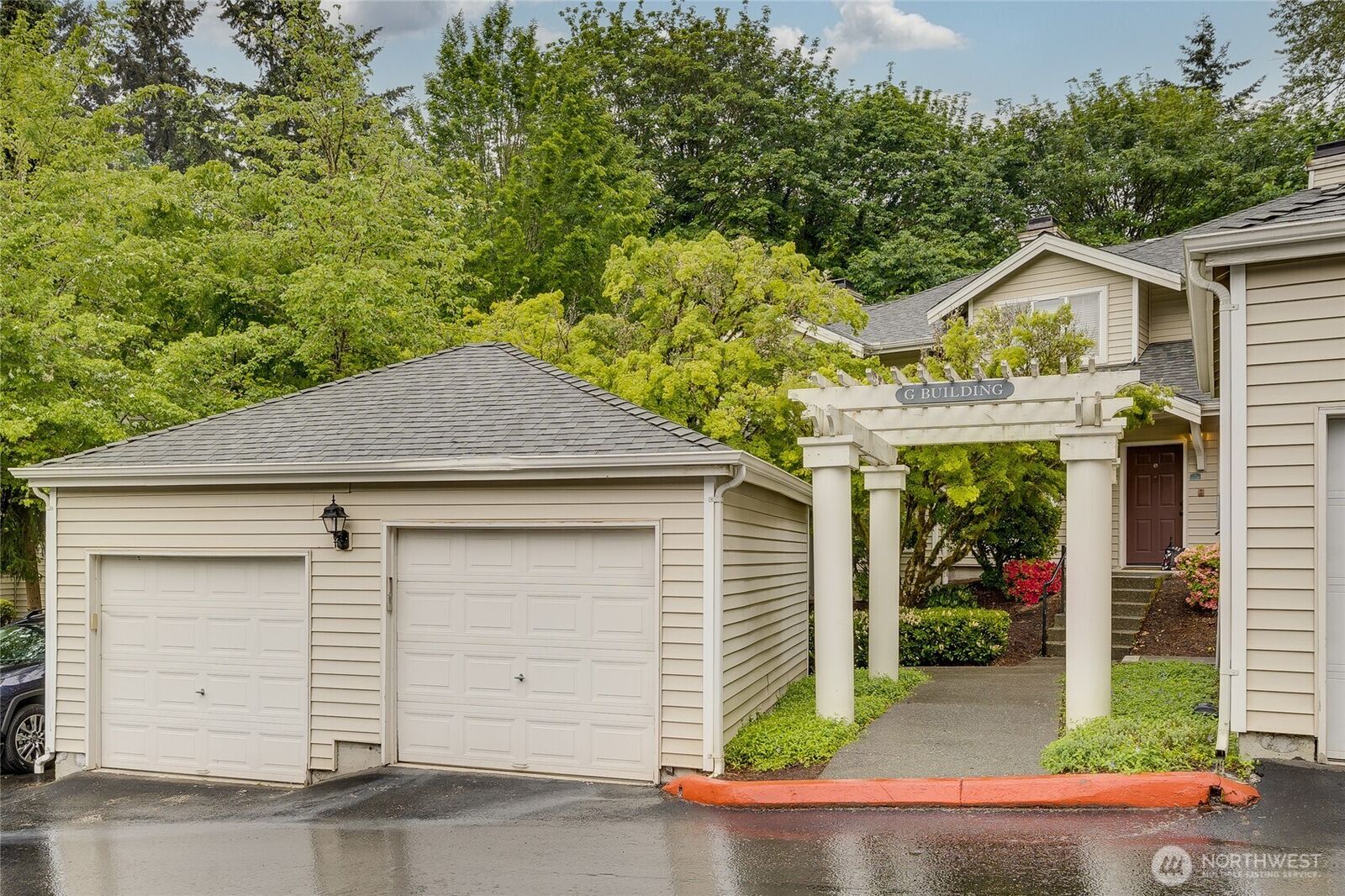 Property Photo:  2300  Jefferson Avenue NE G-128  WA 98056 
