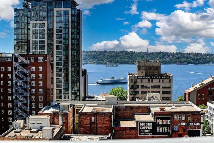Property Photo: 1920 4th Avenue 1804 WA 98101