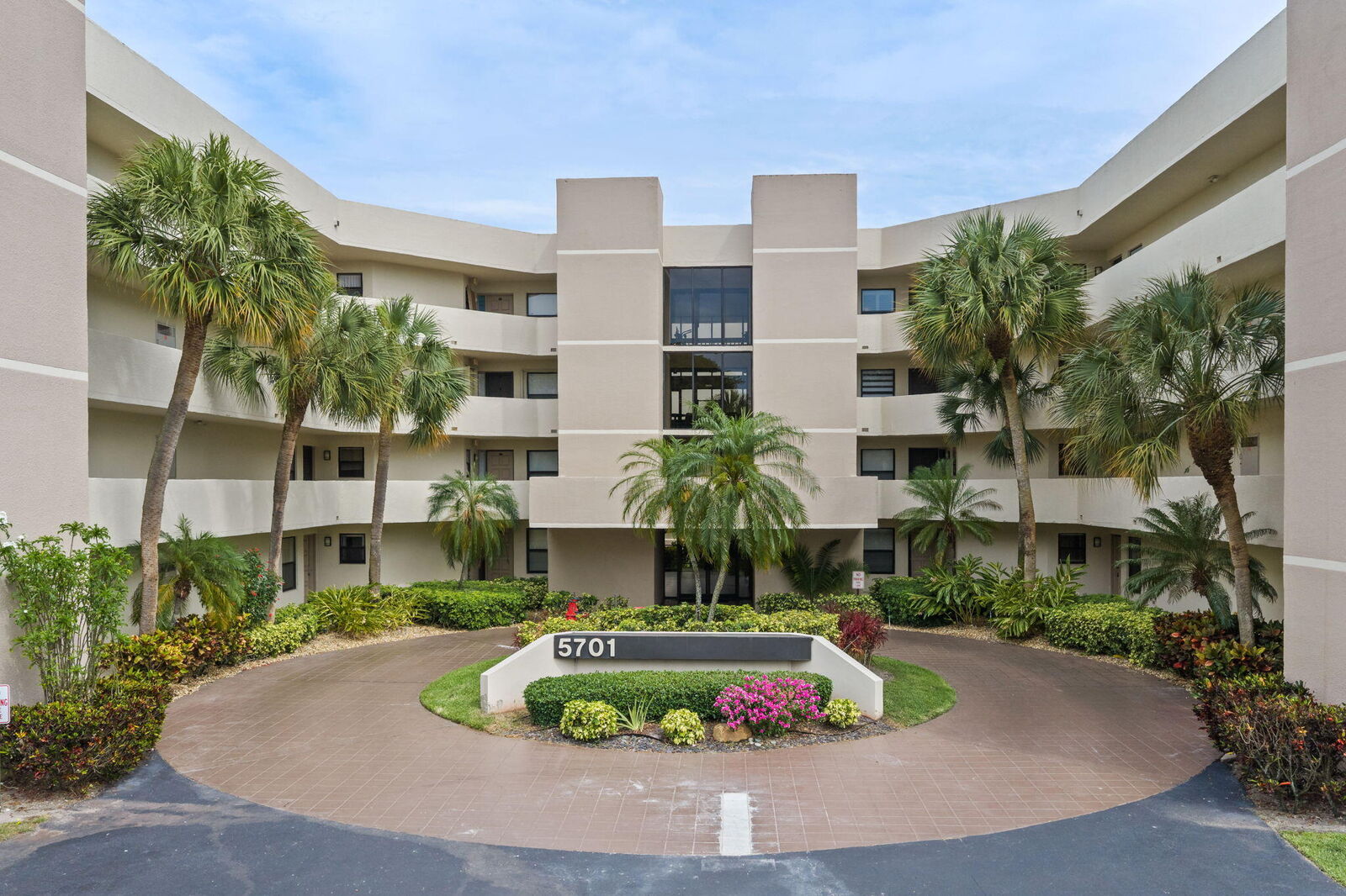Property Photo:  5701 Camino Del Sol 104  FL 33433 