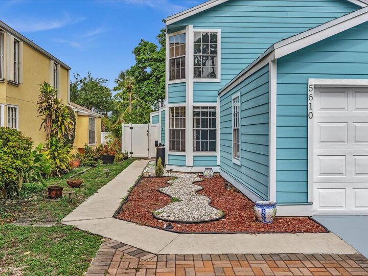 Property Photo: 5610 Dewberry Way FL 33415