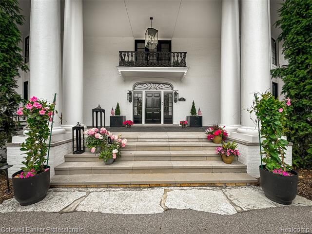Property Photo:  477 Dunston Road  MI 48304 