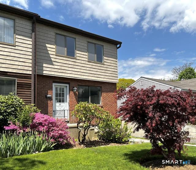 Property Photo:  77 Van Buskirk Avenue 77  CT 06902 