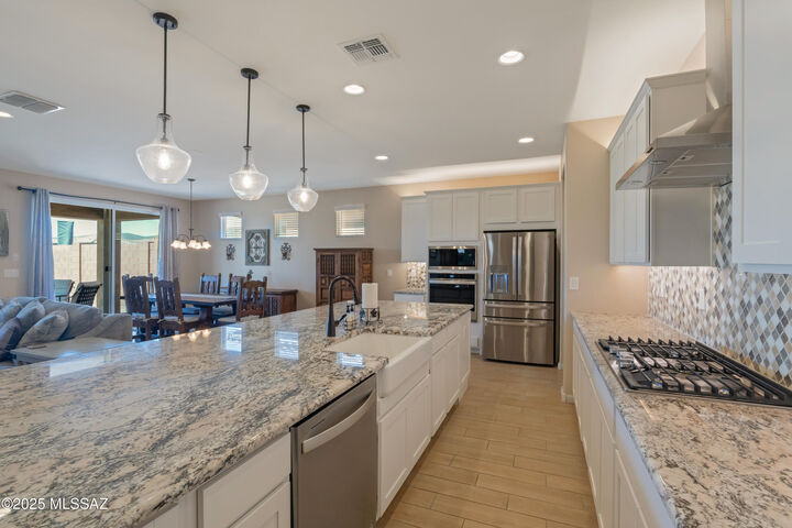 Property Photo:  7738 W Laurel Lane  AZ 85658 