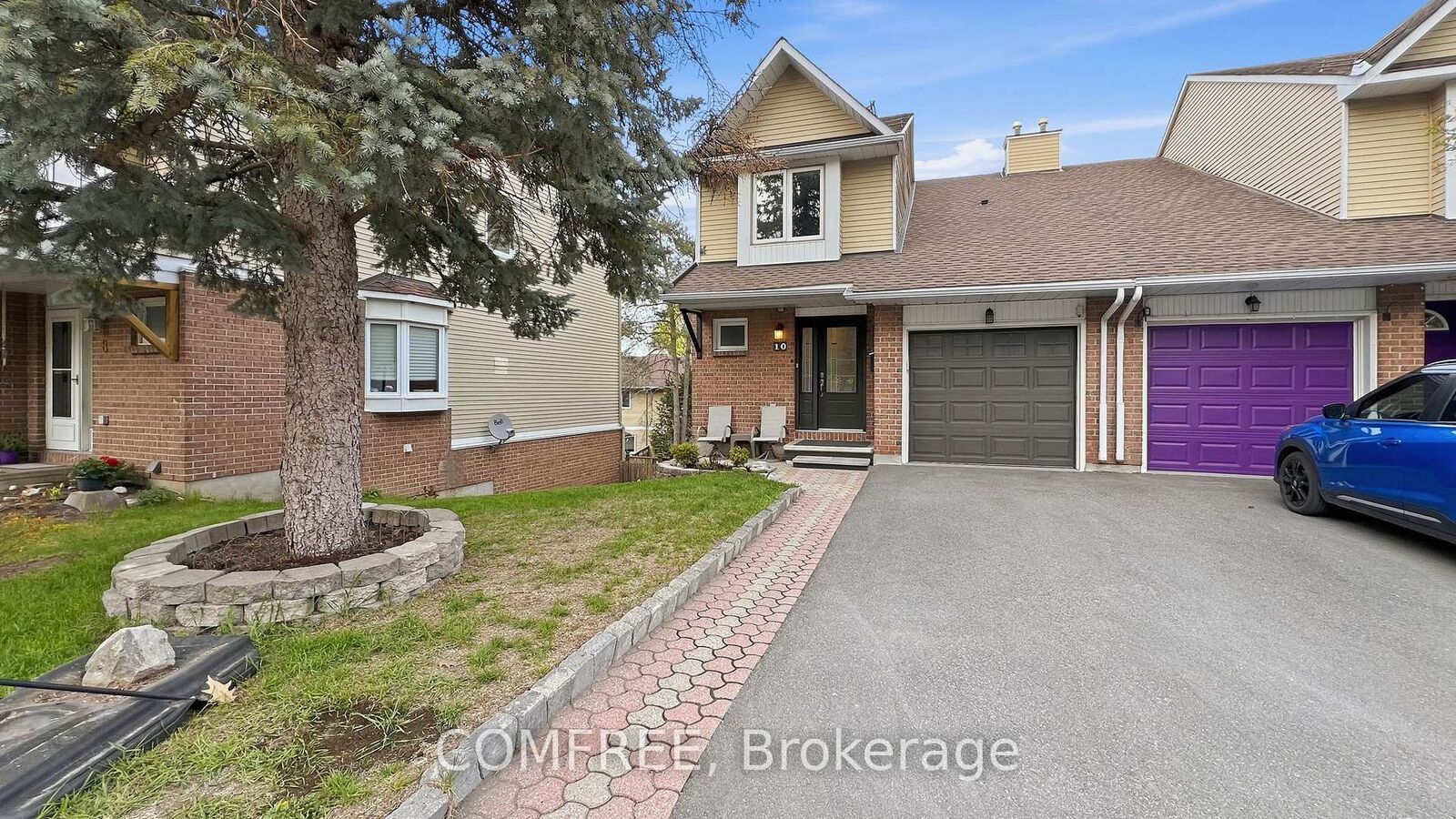 Property Photo: 10 Durbin Court ON K2L 3T8