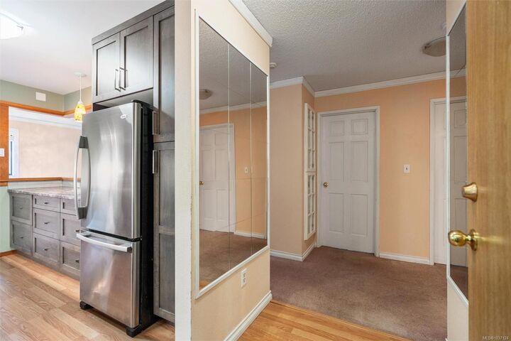 Property Photo:  3255 Glasgow Ave 202  BC V8X 4S4 
