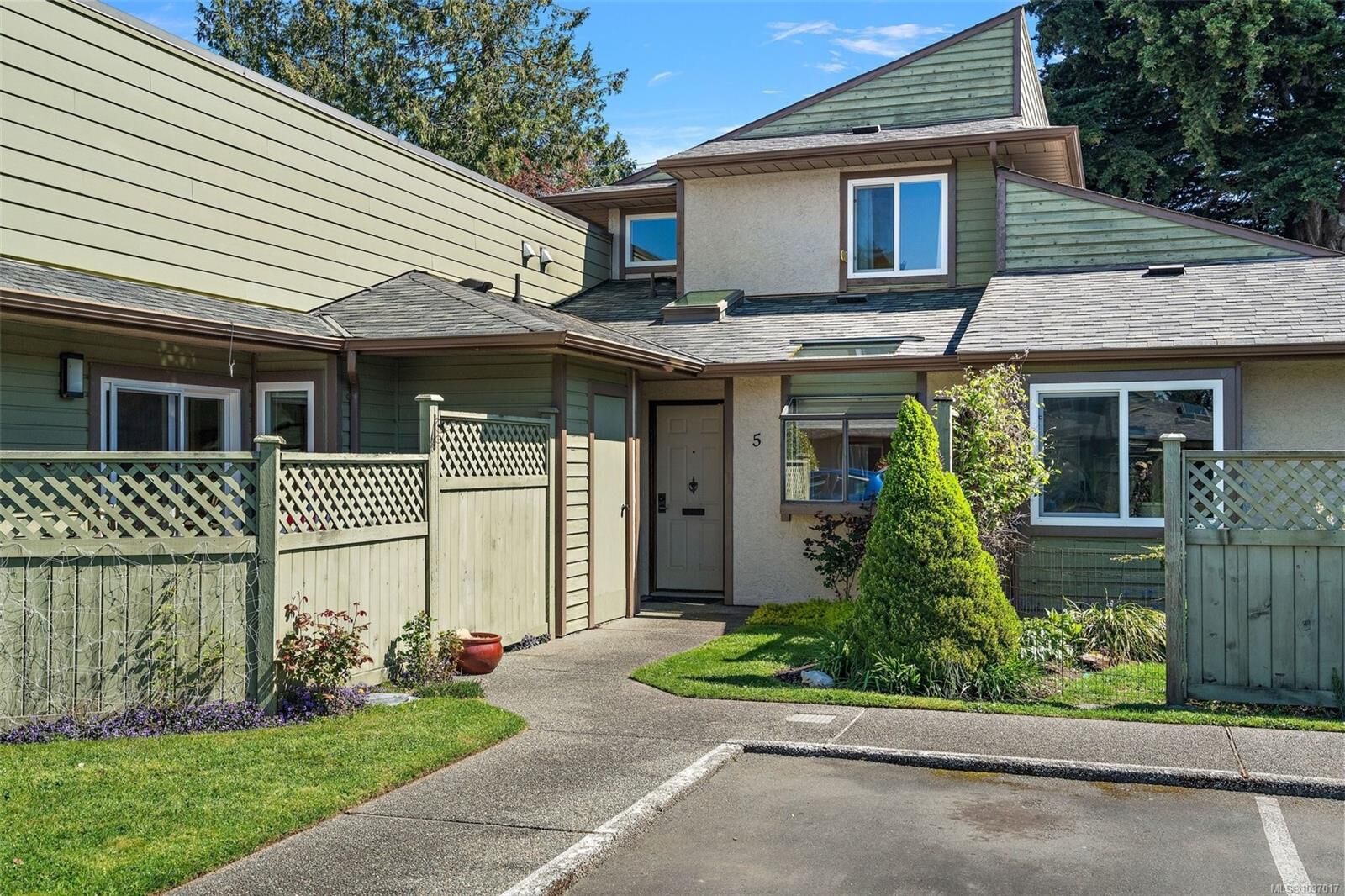 Property Photo:  10008 Third St 5  BC V8L 3B3 