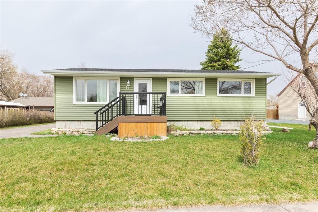 Property Photo: 17 Poplar Avenue MB R0E 0R0