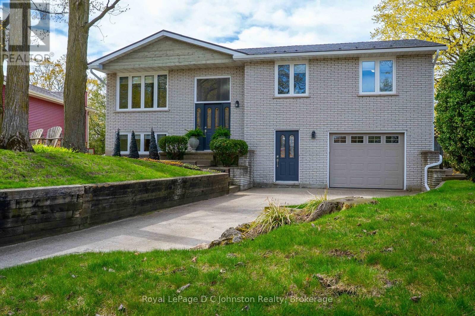 Property Photo:  343 Maple Drive  ON N0H 2C4 
