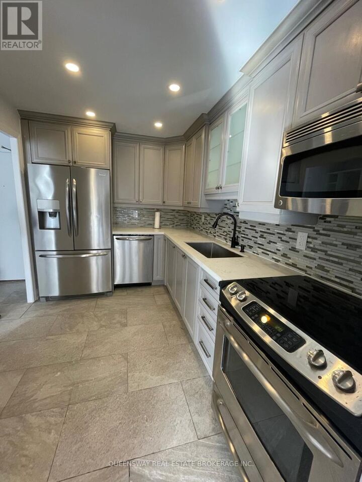 Property Photo: 10 Edgecliff Golfway 504 ON M3C 3A3