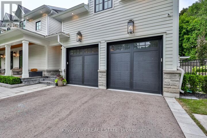 Property Photo: 993 Albertson Crescent ON L5H 3C6
