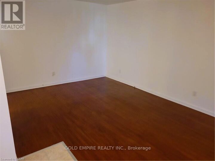 Property Photo:  107 Harding Crescent Main  ON N6E 1G2 