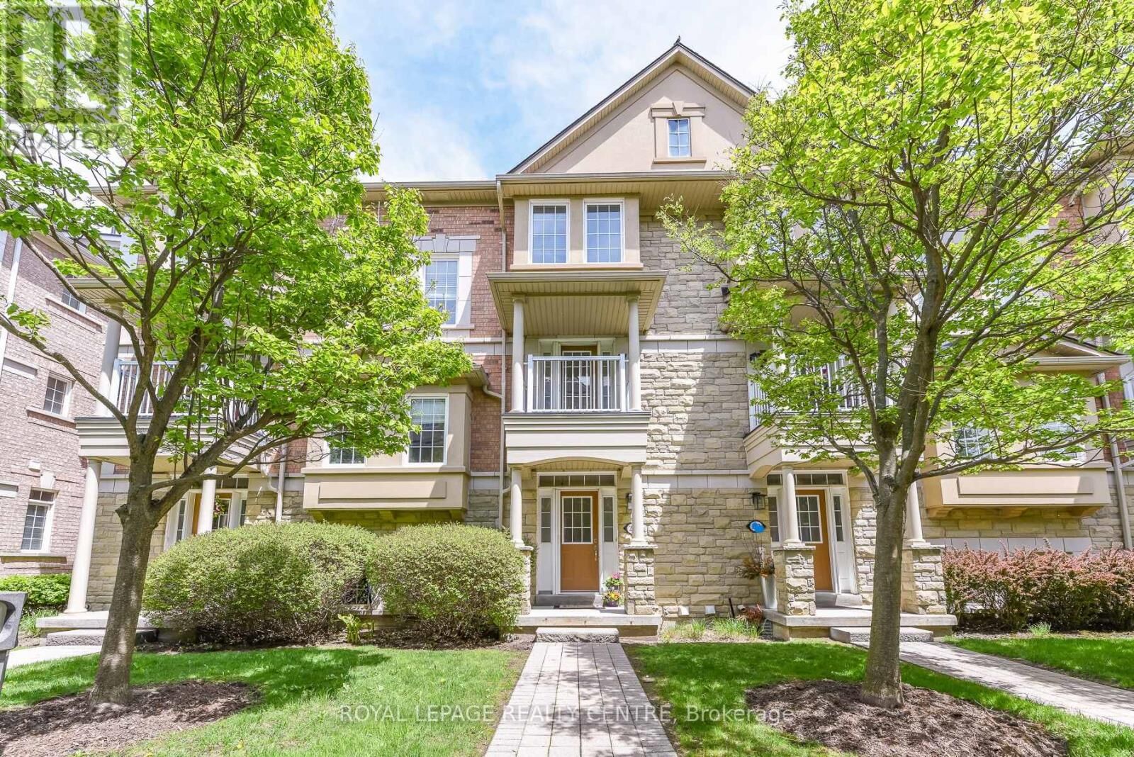Property Photo: 60 Rosewood Avenue 210 ON L5G 4W2