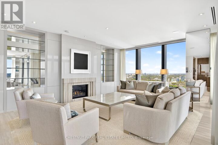 Property Photo: 50 Yorkville Avenue 4702 ON M4W 0A3