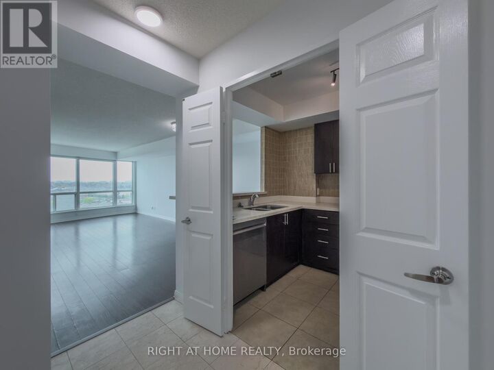 Property Photo:  8 Lee Centre Drive 1008  ON M1H 3H8 