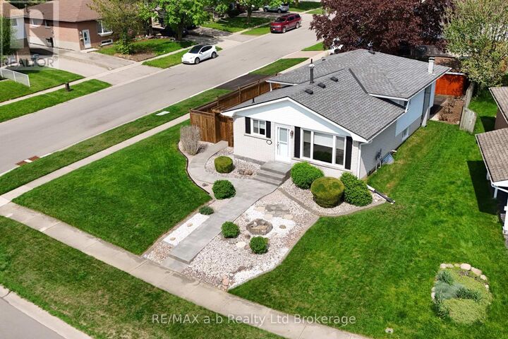 Property Photo:  324 Macdonald Drive  ON N4S 8E3 