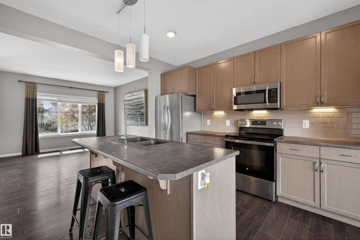 Property Photo:  828 36 Avenue NW  AB T6T 1A1 