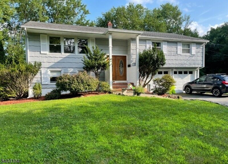 Property Photo:  10 Falcon Ct  NJ 07039 
