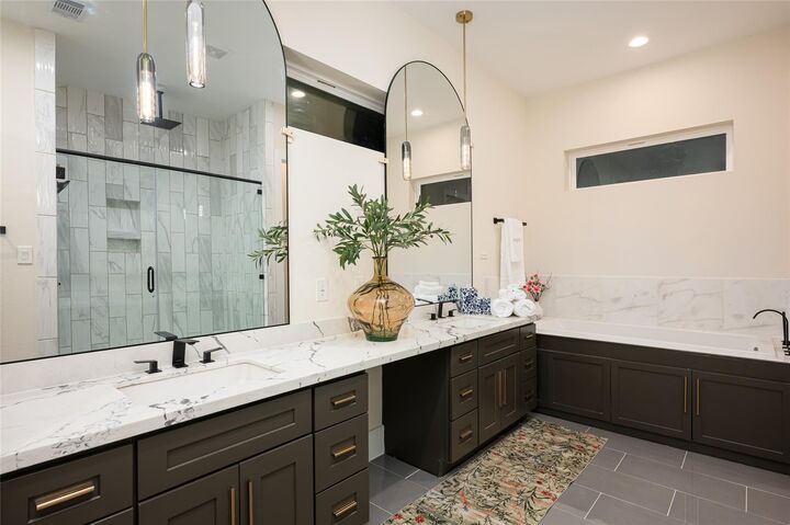 Property Photo:  917 Thompson Street  TX 77007 