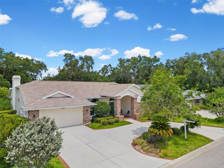 Property Photo: 4442 Hollybrook Way FL 34233