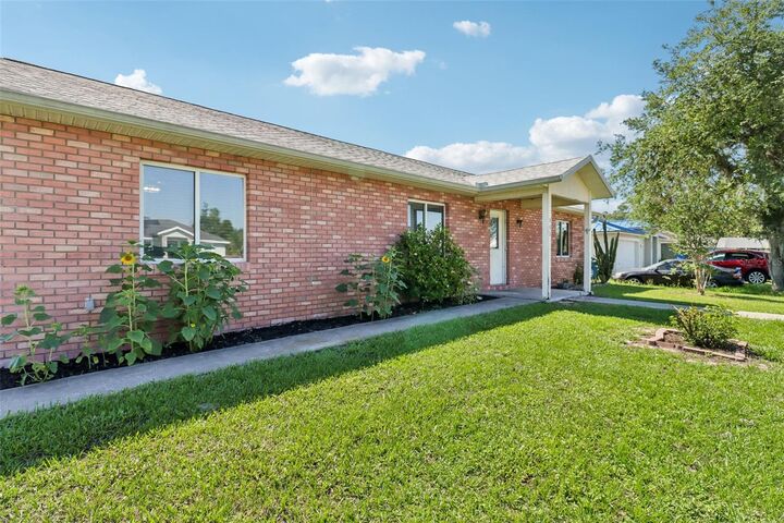 Property Photo: 985 10th Avenue FL 32724