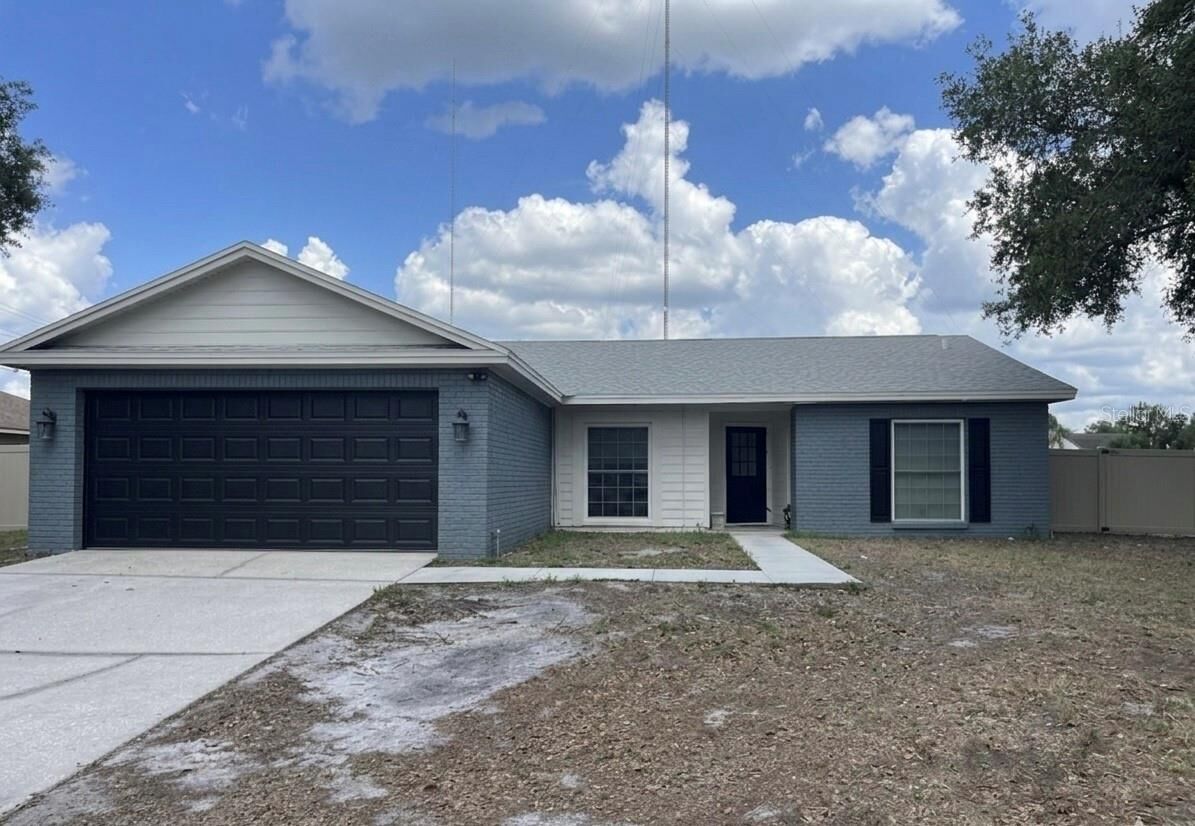 Property Photo: 13318 Hollowbend Lane FL 33569