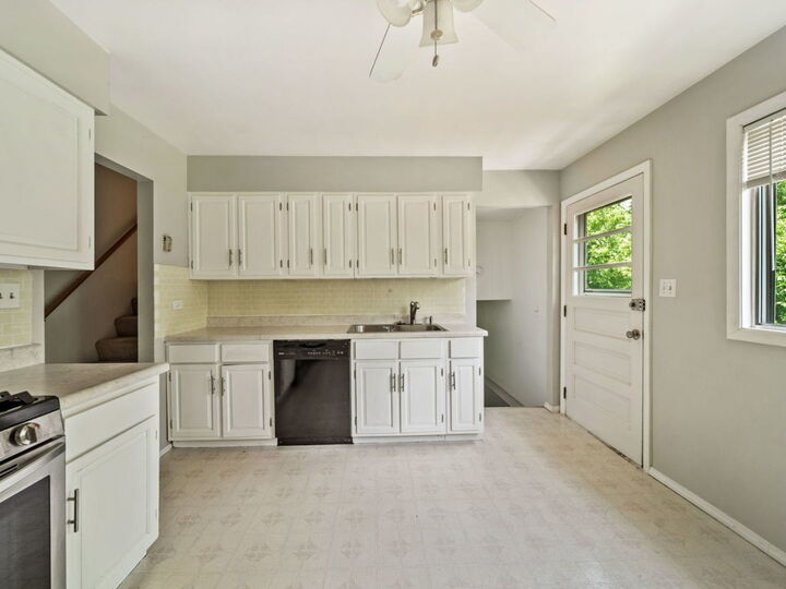 Property Photo:  189 S Park Boulevard  IL 60137 