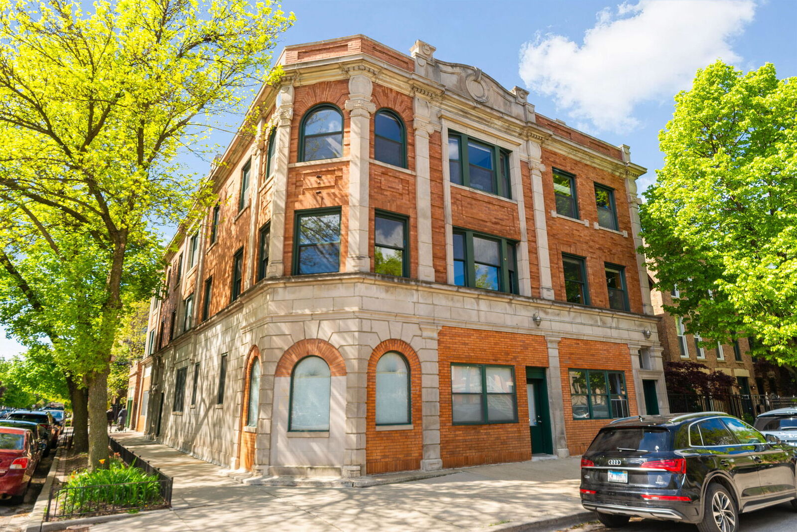 Property Photo: 1803 W Huron Street 2 IL 60622